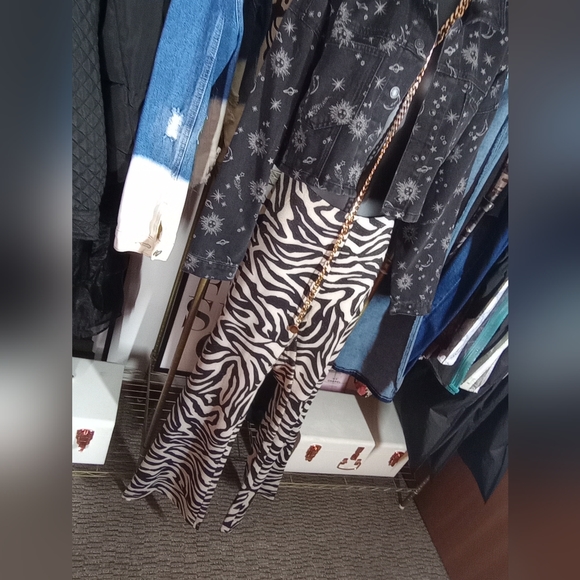 Pants. H&M DIVIDED. Size Large. Animal Print. Boot Cut Flare Leg - Picture 16 of 16